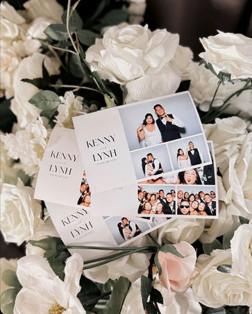 Hochzeits-Fotostreifen mit lachendem Brautpaar, "KENNY LYNN", auf weißen Rosen.
