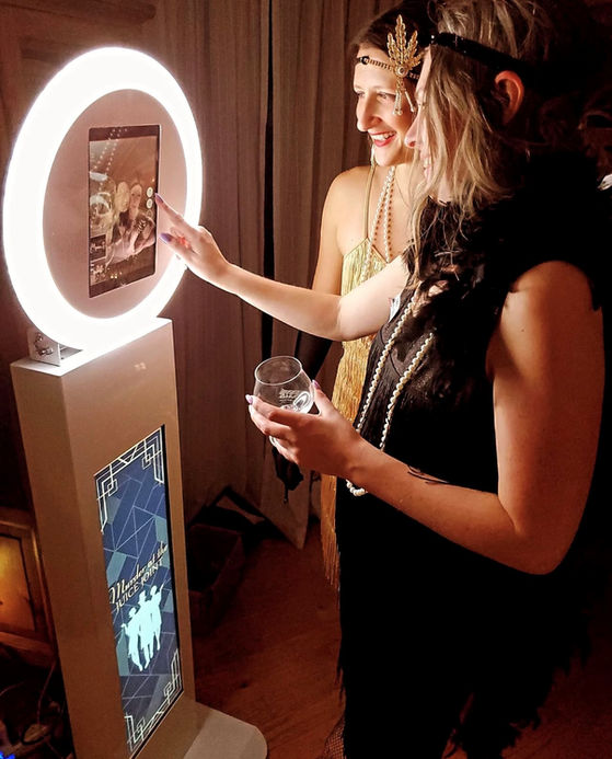 Frau benutzt Fotobox Touchscreen auf Hochzeit