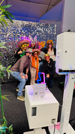 SnapBox Fotobox Firmenfeier in Wohlen AG mit Gruppenfoto