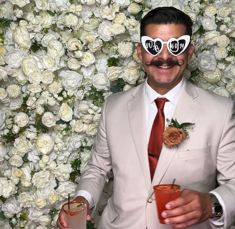 Fotobox an Hochzeit in Lenzburg mit Gast und einer Rosen Rückwand