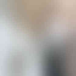 Ein glückliches Brautpaar an der Hochzeit mit SnapBox- Fotobox Vermietung vor unserer Fotobox