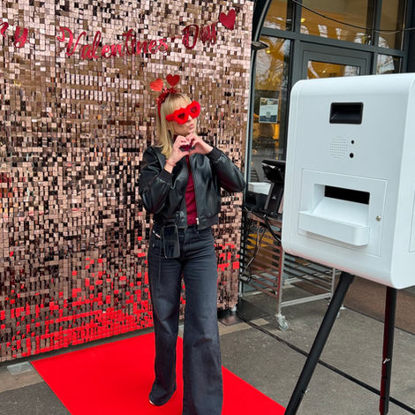 Fotobox Large mit rotem Teppich und glitzerrückwand an Firmenevent der Bäckerei und Konditorei Frei in Baden