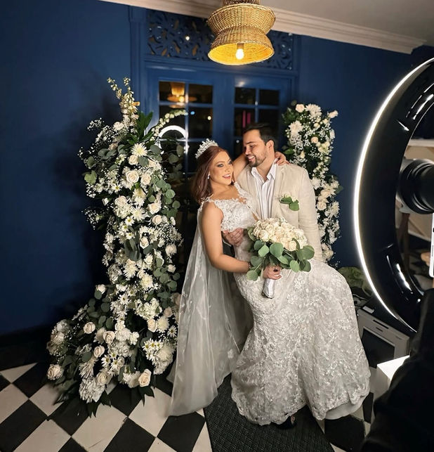 Hochzeitsgäste machen lustige Fotos mit einer Fotobox auf einer Hochzeitsfeier