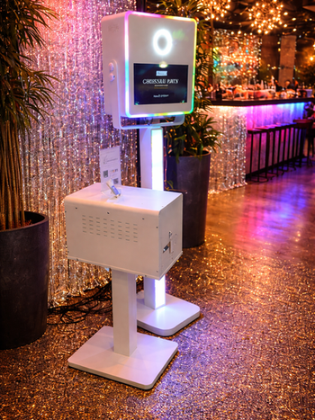 Moderne Fotobox von SnapBox Ennetbaden mit LED-Beleuchtung bei einem Event in Baden