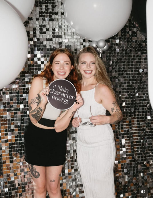 Hochzeitsgäste vor Fotobox mit Glitzerwand auf Hochzeit