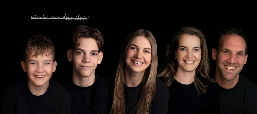 Familieportret met drie generaties, jonge kinderen, ouders en grootouders in een fotostudio in Barneveld op de Veluwe