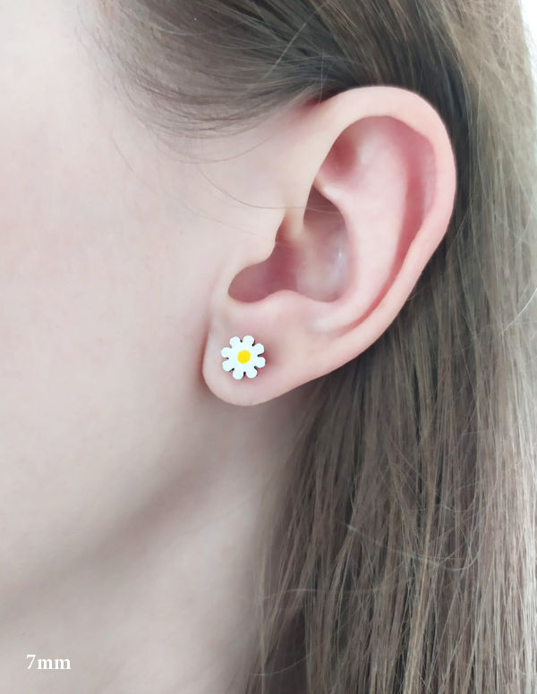 Thumbnail: Mediniai rankų darbo auskarai ''Varlytė ir ramunė''