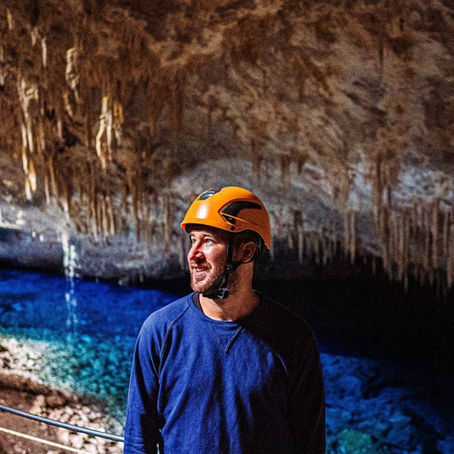 foto de homem no interior da gruta do lago azul passeio instagramavel em bonito ms