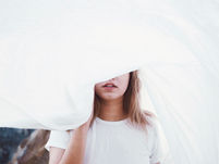 mujer cubriéndose con una tela 