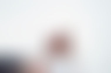 mujer cubriéndose con una tela 