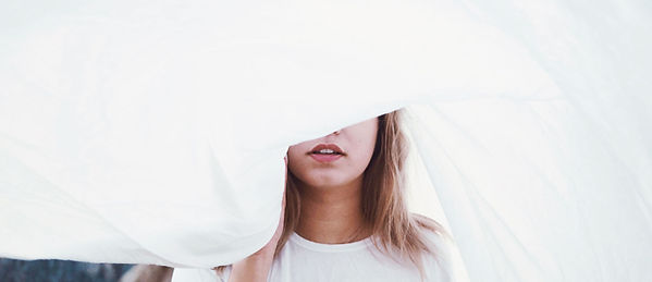 Mädchen hinter einem Blatt