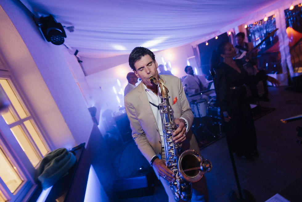 Saxophonist spielt auf der Tanzfläche