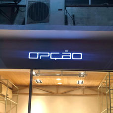 Letreiro em ACM com aplicação de letra caixa iluminada