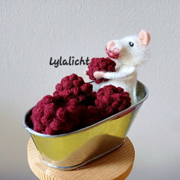 Maus mit Himbeeren in der Badewanne