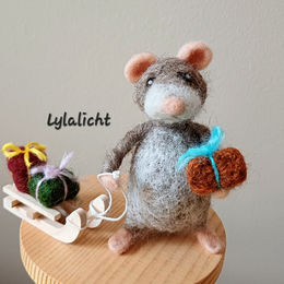 Maus mit Schlitten und Geschenken
