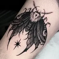Tatouage illustratif noir et gris.webp