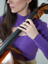 Héloïse Estienne donne des cours de violoncelle pour enfants et adultes avec conscience du corps à Schaerbeek