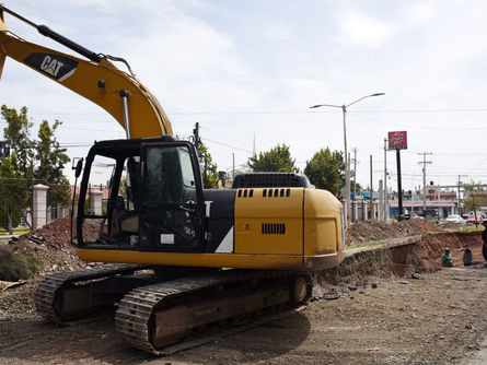 Inicia Pepe Saldívar reparación de socavón en la Avenida García Salinas