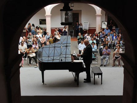 El virtuosismo pianístico de Alejandro Barrañón deleita en el Patio de Rectoría