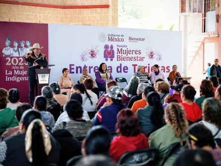 Encabeza Gobernador David Monreal entrega de tarjetas Pensión Mujeres Bienestar en Loreto, Zacatecas