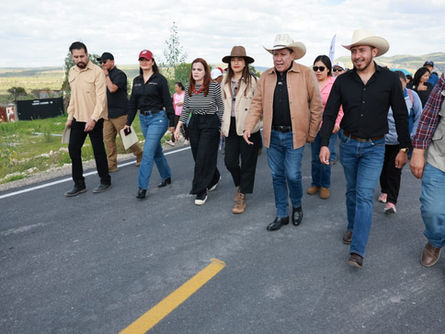 Inaugura Gobernador David Monreal tramo carretero y sistema de agua potable en comunidad San Isidro, en Genaro Codina