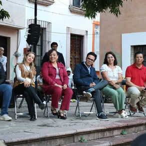 Cuentan vecinos de plazuela de El Refugio sus historias y recuerdos durante Tertulias en Familia