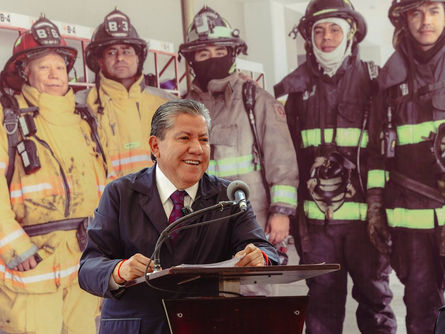 Con anuncio de incremento salarial, reconoce Gobernador David Monreal labor de los Bomberos en su día