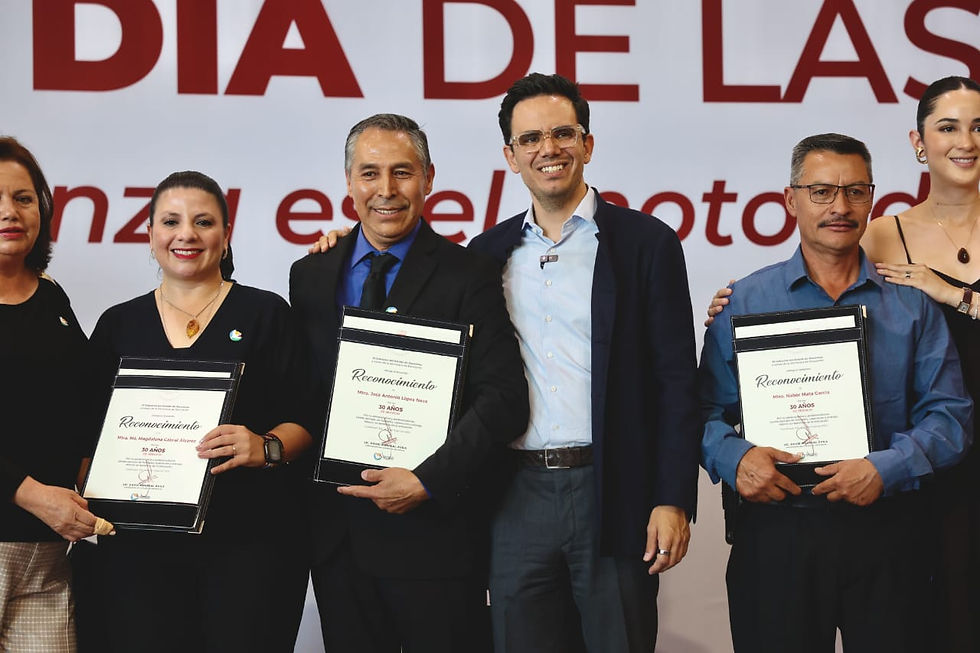 Gobierno de Zacatecas reconoce a las y los docentes; otorga reconocimientos por 30 y 40 años de servicio