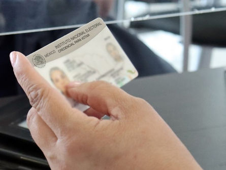 Actualiza INE modelo de credencial para votar con nuevas tecnologias y mayor seguridad 