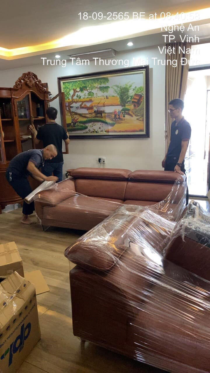 nhân viên kago đang bọc gói đồ đạc