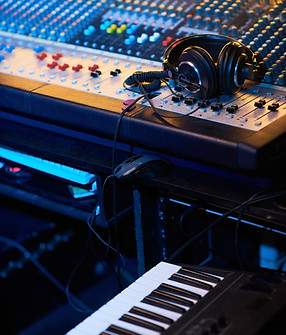 headphones-on-music-studio-keyboard-2026-03-18-15-58-06-utc.jpg