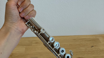 フルート胴部管を左手で持つ
