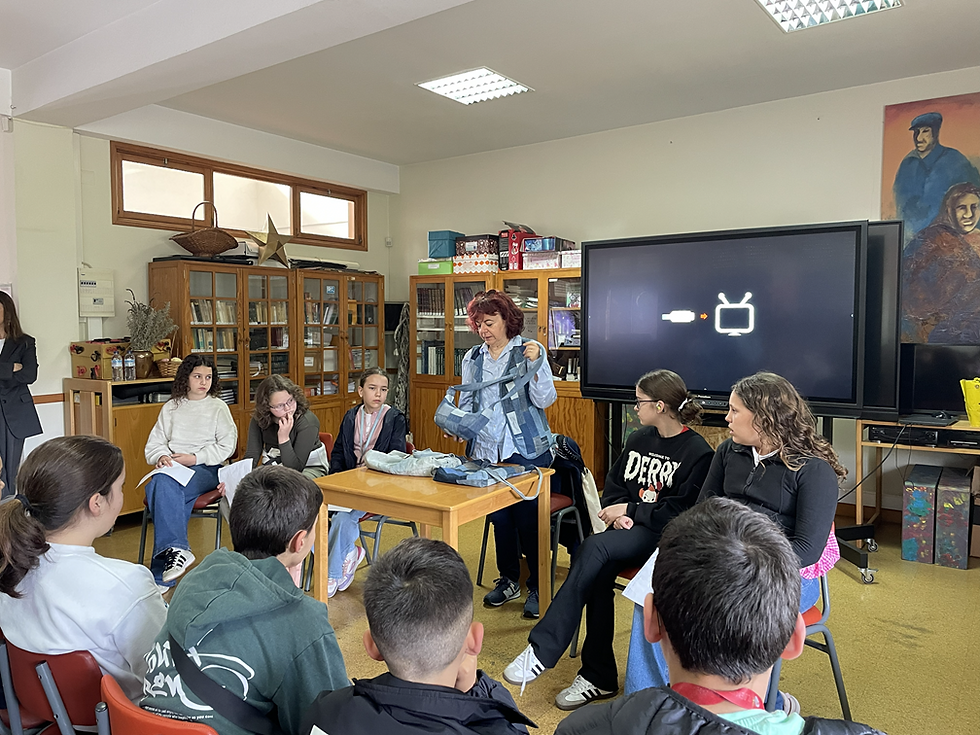 Alunos do 6º ano à conversa com a docente Sílvia Pinho