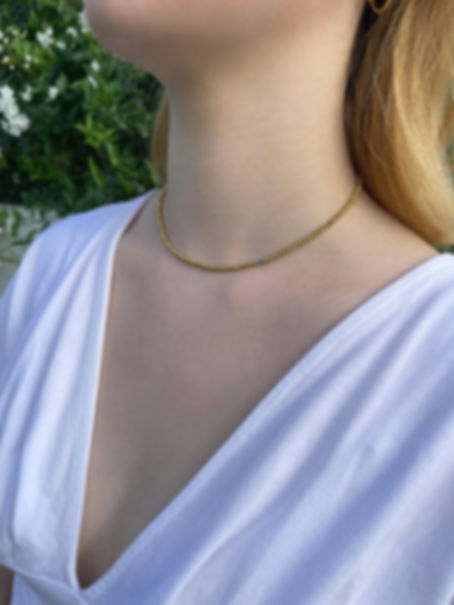 Collier ras du cou composé de perles en acier inoxydable et d'une seule perle de couleur qui marque votre singularité !