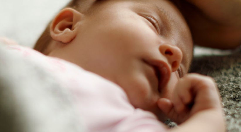 Übungen für Babys mit Torticollis helfen dabei, die Nackenbeweglichkeit zu verbessern und die Steifheit bei Babys mit Torticollis zu lindern.