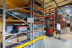 Une vue de l'entrepôt Sundays Data, Service Onduleur avec les onduleurs réparés