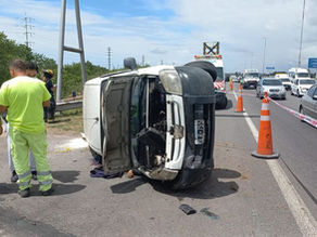 Rompiste el auto en la autopista por un bache: esto es lo que (casi) nadie sabe