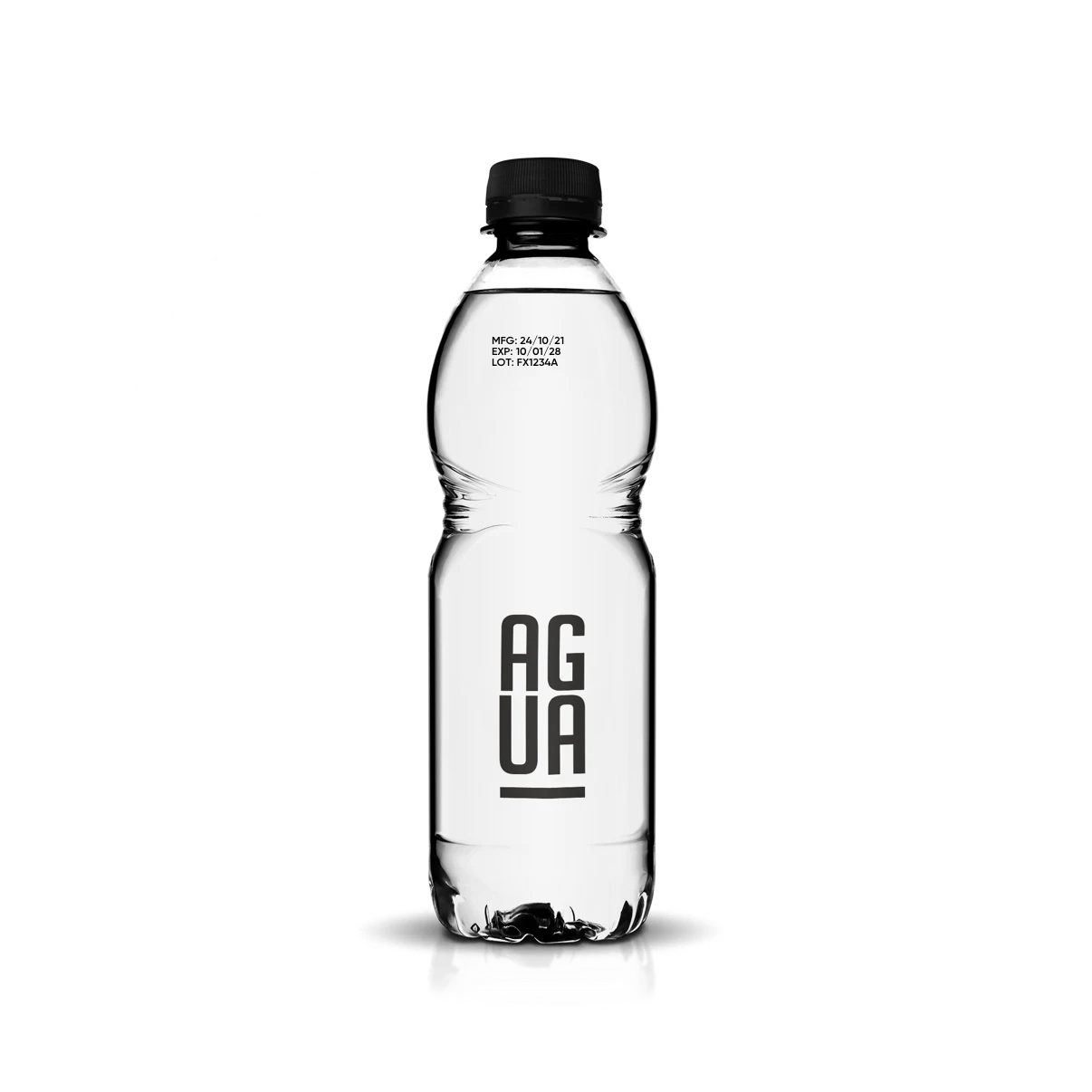 Bouteille transparente à bouchon noir portant un code près du col