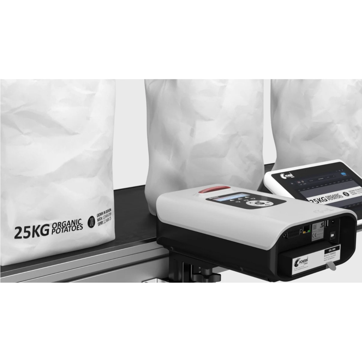 Marquage de sacs blancs de 25 kg avec une imprimante à tête intégrée