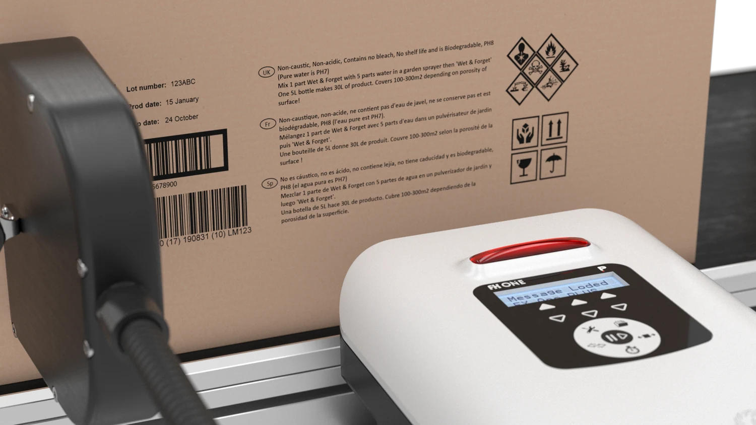 Gros plan sur un carton portant des textes, codes-barres et pictogrammes devant la tête d’impression FX ONE Plus