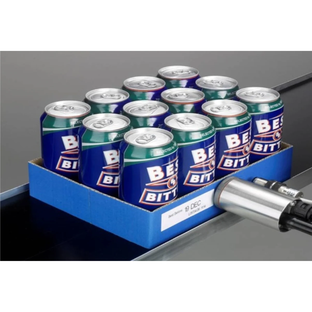 Marquage sur le côté d’un plateau de canettes en cours de convoyage