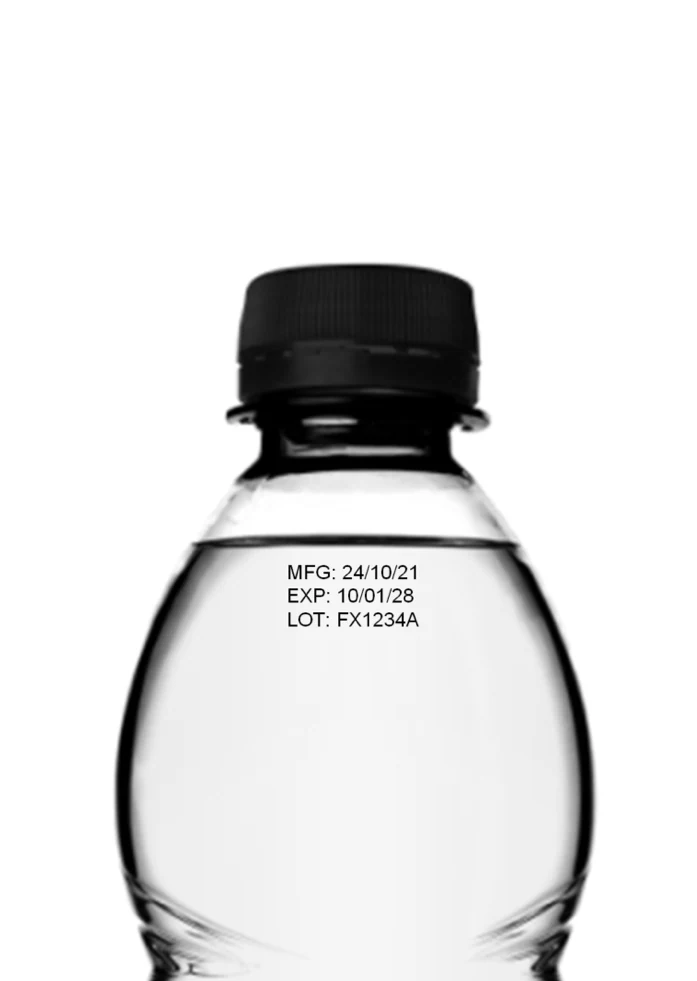 Gros plan sur le code imprimé près du col d’une bouteille transparente