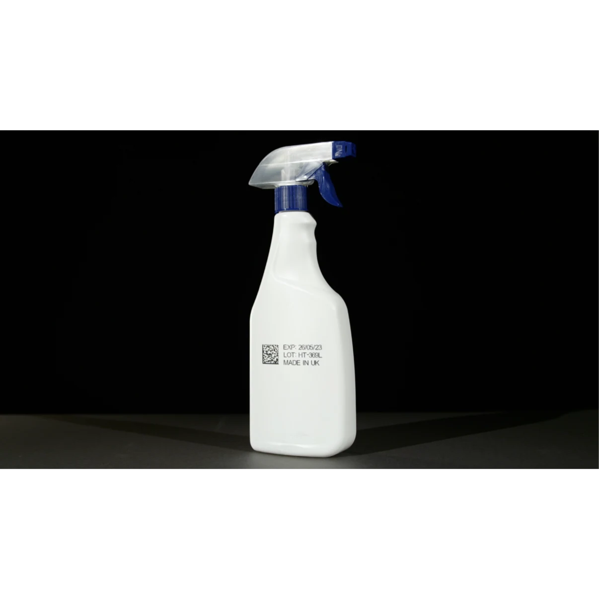 Flacon blanc à pulvérisateur bleu portant un code imprimé
