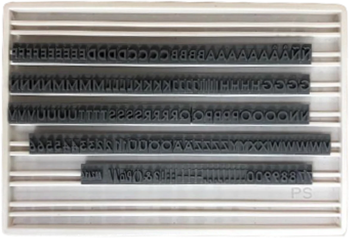 Rangées de petits caractères imprimés sur plusieurs tubes transparents