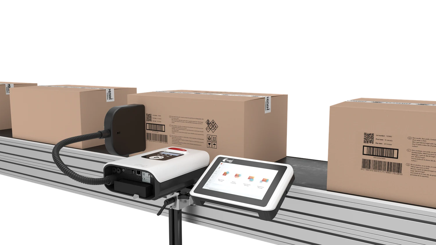 Imprimante à tête déportée et écran tactile devant des cartons sur un convoyeur