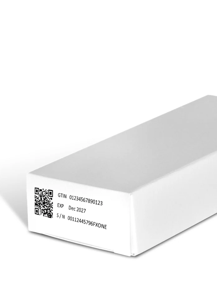 Gros plan sur une barquette blanche portant un code 2D et du texte