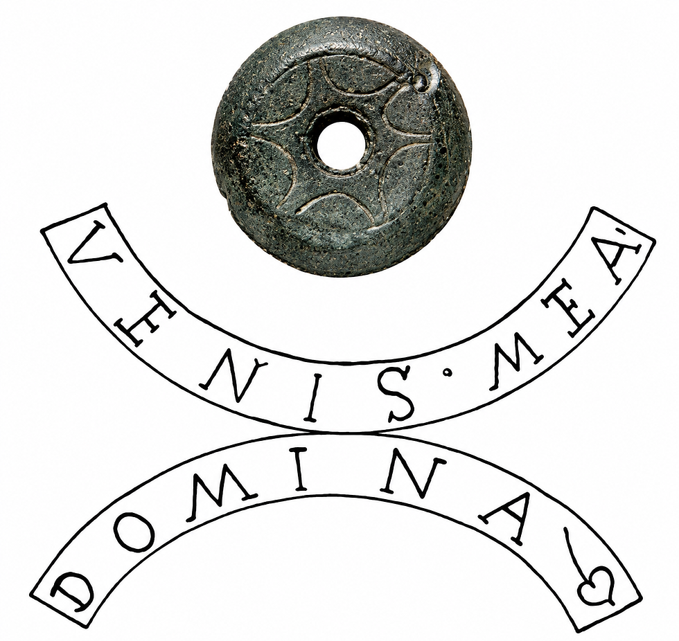 Burgundischer Spinnwirtel mit Liebesinschrift aus Carnuntum: „VENIS MEA / DOMINA“. Nach Thüry 2020, S. 165, Deutung S. 167. Spindel, Wirtel und Rocken gehörten zum typischen weiblichen Handarbeitszeug. Sie wurden gleichermaßen mit Sklavinnen, Freigelassenen und Prostituierten, aber auch mit Frauen höheren Standes verbunden. Der Begriff domina war in der Sprache der Liebe offenbar nicht zwingend an eine konkrete soziale Rangordnung gebunden. Die aus der römischen Liebeselegie bekannten dominae dürften allerdings meist demselben sozialen Umfeld angehört haben, nämlich dem der Freigelassenen.