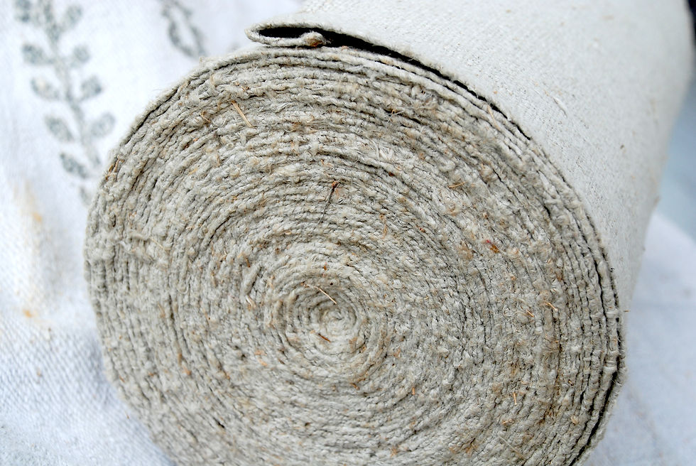 Leinenballen als Zeichen des Wohlstands. Leinballen aus dem unteren Innviertel, um 1900. Der von Hand verschnürte Ballen stammt aus dem Besitz der Mutter von Rosa Knoll aus Krögn/Reit und wurde über Jahrzehnte am Dachboden aufbewahrt. Solche Leinenvorräte gehörten früher selbstverständlich zur bäuerlichen Hauswirtschaft und dienten als Ausgangsmaterial für Kleidung und Haushaltstextilien. Quelle: Museum Sigl-Haus, Ausstellung „Blaues Wunder – Flachs“ (2017).