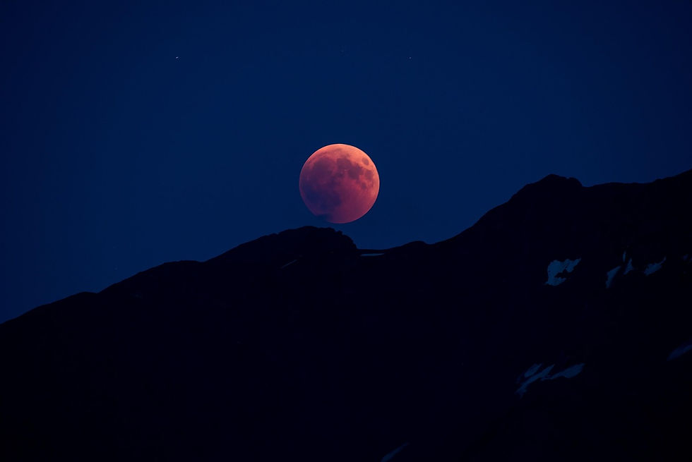 Blutmond über den Bergen