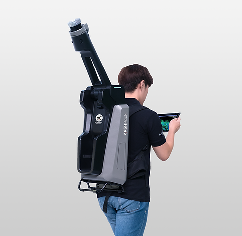 dashpack_modelwtablet_faceright_HK.png